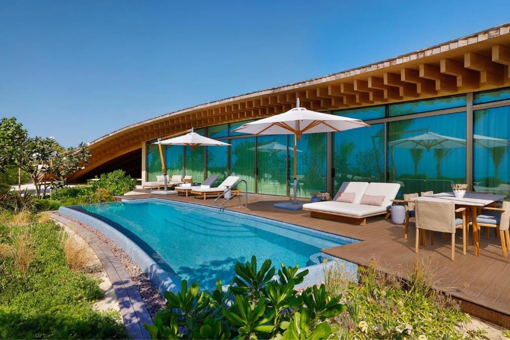 the st. regis red sea resort basen przy willi