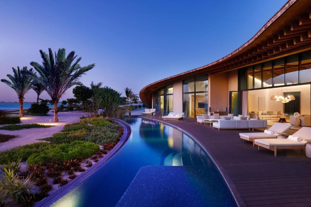 the st. regis red sea resort basen wieczorem