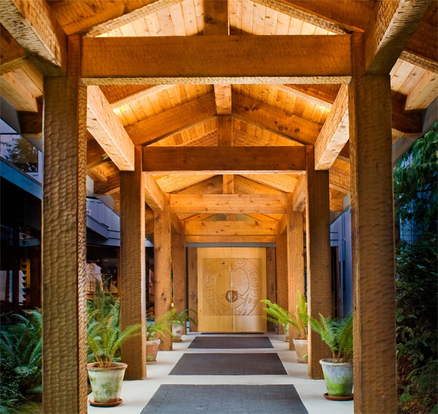 podświetlone wejście do wejścia hotelowego