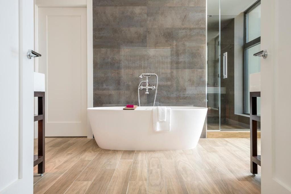 kimpton seafire resort wolnostojąca wanna w przestronnej łazience