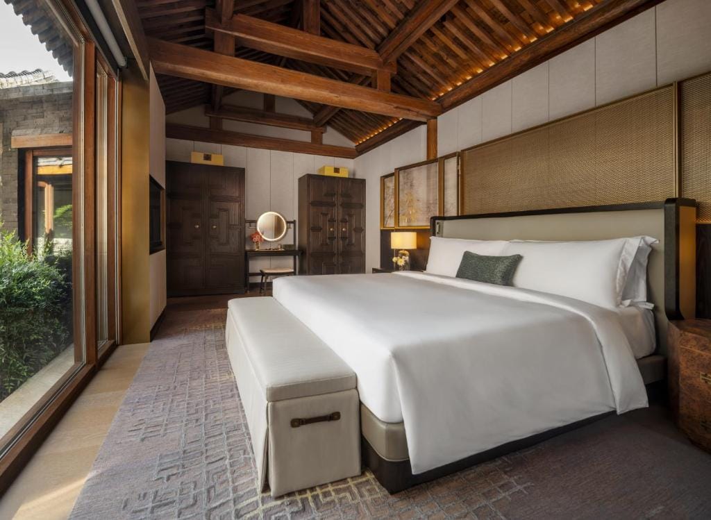 mandarin oriental qianmen beijing sypialnia w chińskim stylu - sklepienia drewniane, kolory beżowo-brązowe