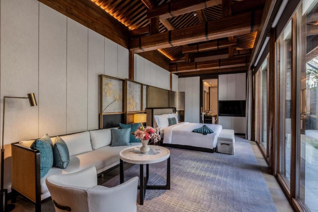 mandarin oriental qianmen beijing salon w apartamencie z kanapą i łóżkiem