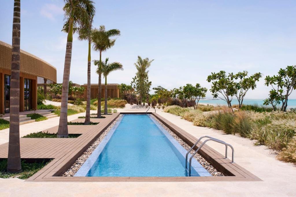 nujuma a ritz carlton reserve basen zewnętrzny z widokiem na morze