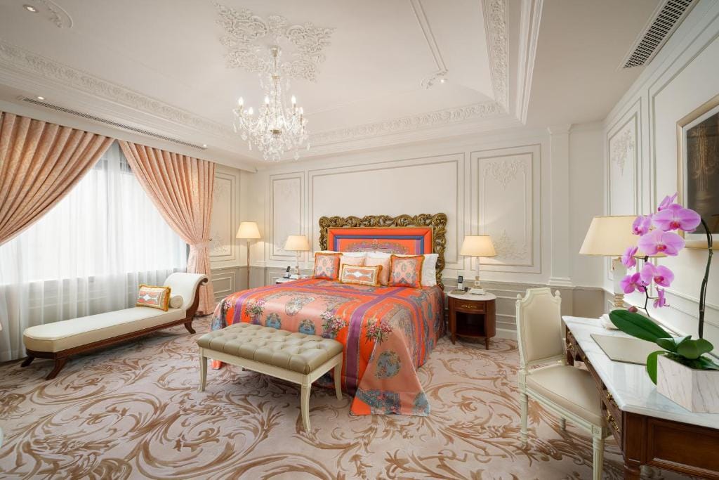 palazzo versace macau sypialnia z dużym łóżkiem 2