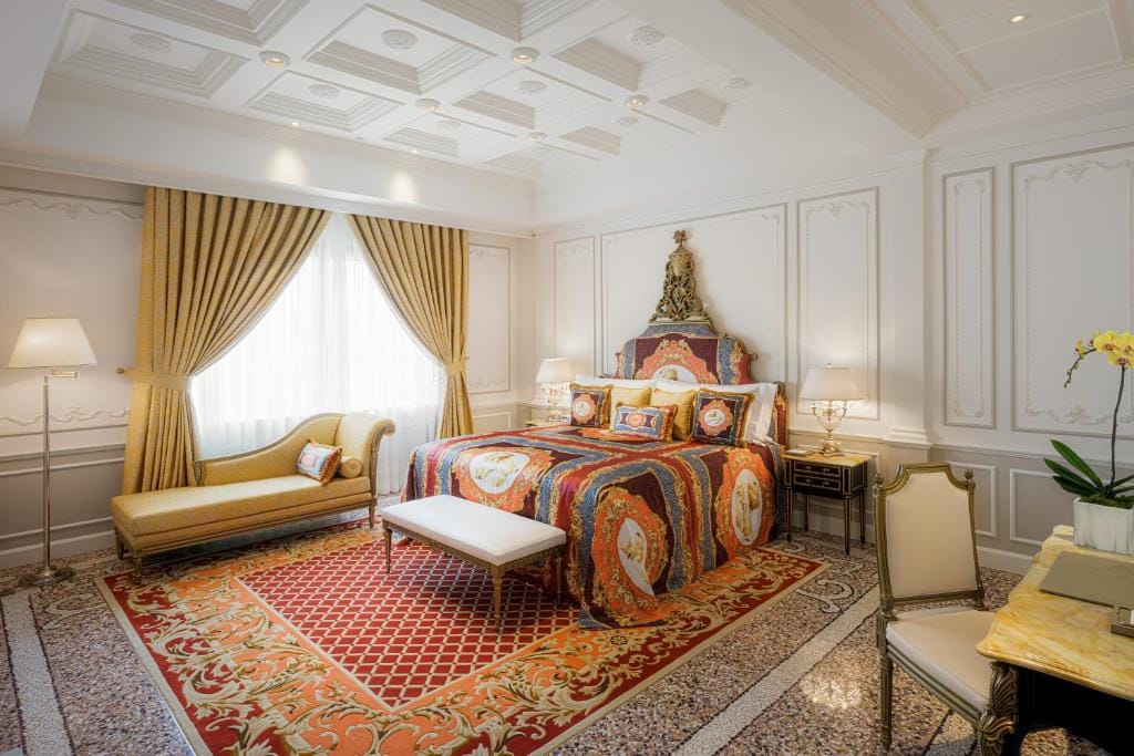 palazzo versace macau sypialnia z kolorem przedownim złotym