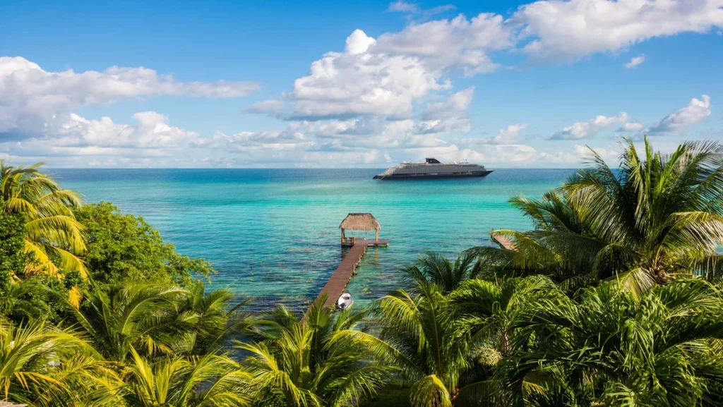 rejsy po karaibach explora journeys - widok na statek z lądu