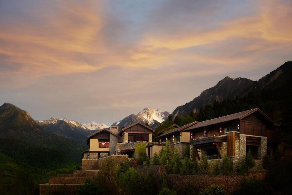 rissai valley a ritz carlton reserve widok na zachodzące słońce - w tle hotel