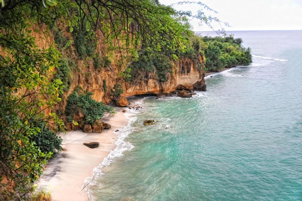 таємний вид на затоку, пляж та скелі