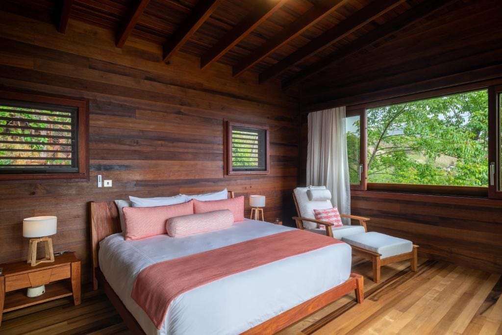 secret bay sypialnia w stylu drewnianego domku