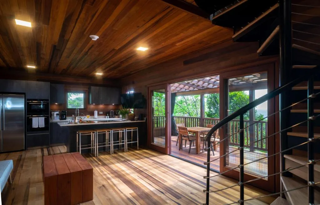 вітальня у секретній бухті, вітальня будинку, з'єднана з кухнею