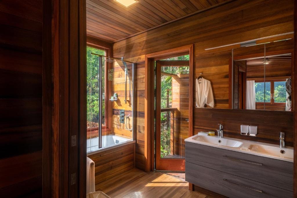 secret bay łazienka w drewnie, wanna i dwa zlewy