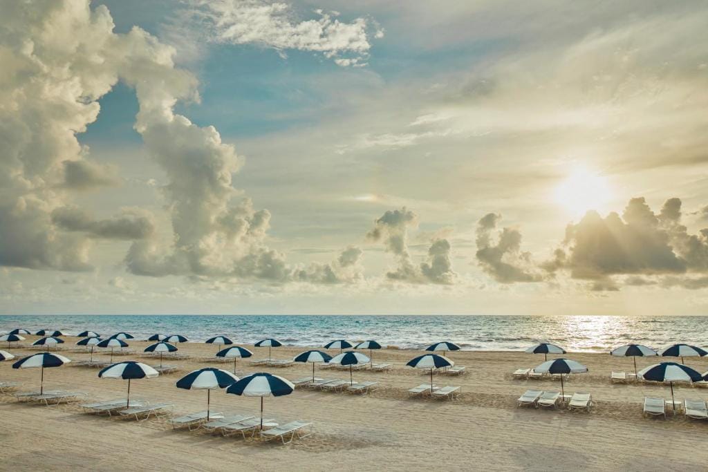 the breakers palm beach plaża z leżakami