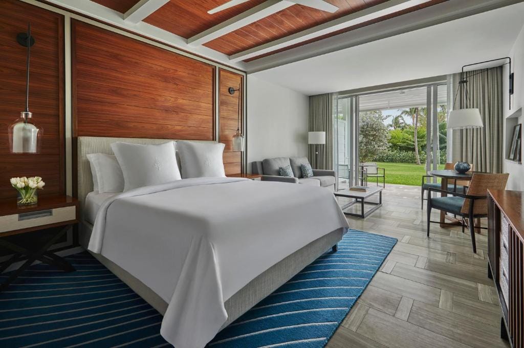 the ocean club a four seasons resort duża sypialnia