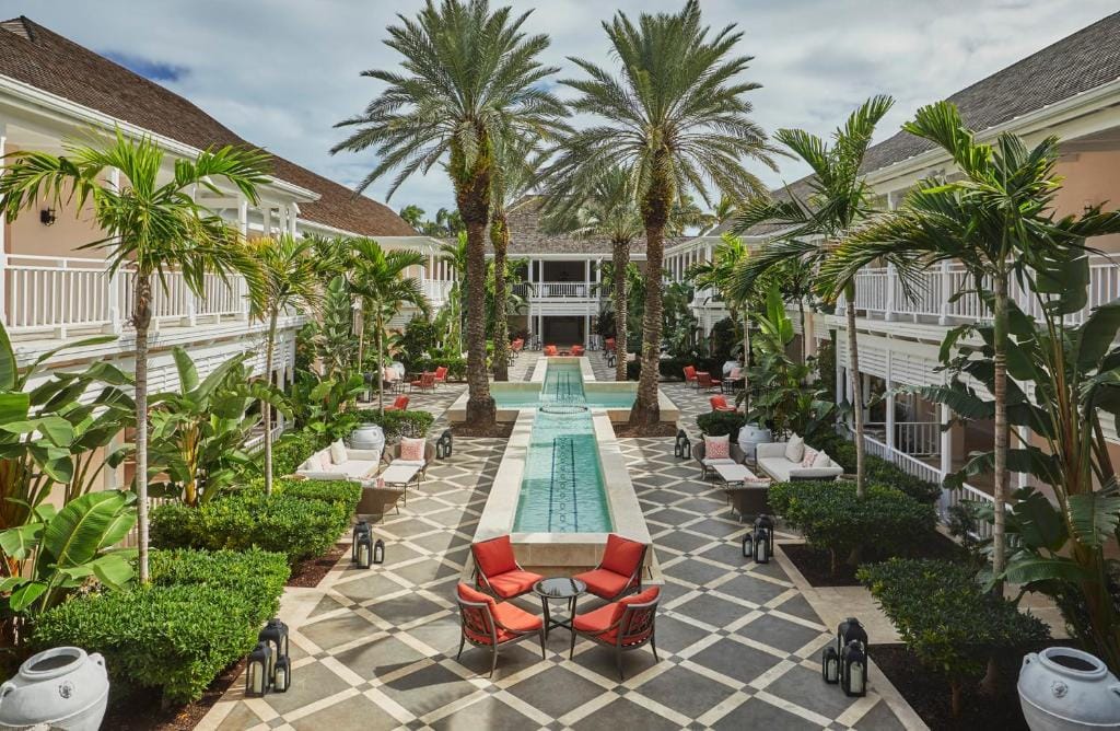 the ocean club a four seasons resort basen zewnętrzny z leżakami