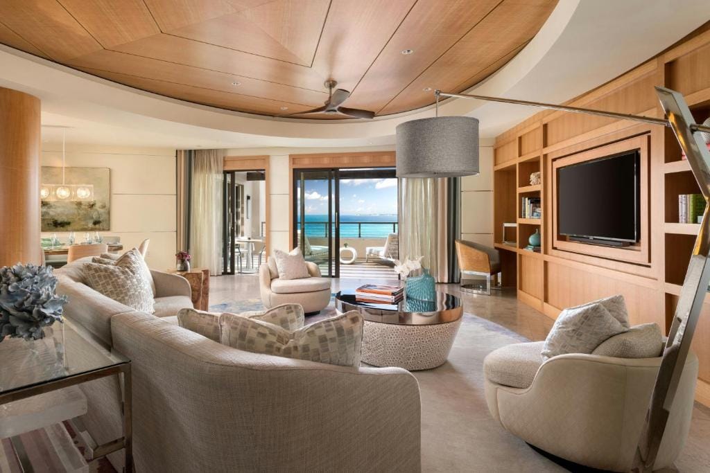 the ritz carlton grand cayman salon z regałem książkowym, wyjściem na taras