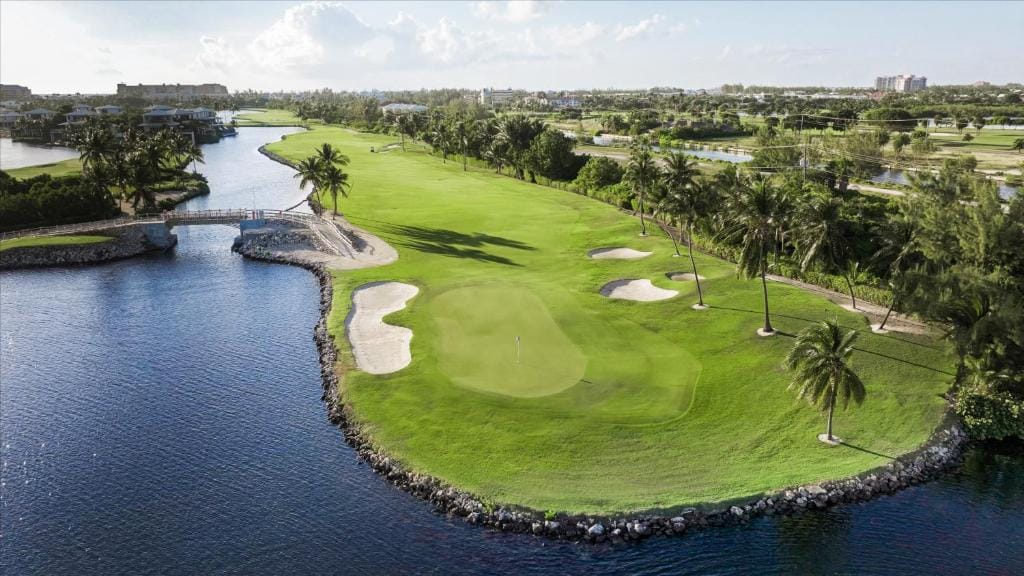 the ritz carlton grand cayman pole golfowe na wakacje