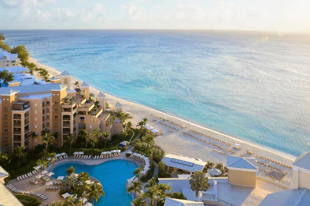 Курорт Ritz Carlton Grand Cayman біля моря з висоти пташиного польоту