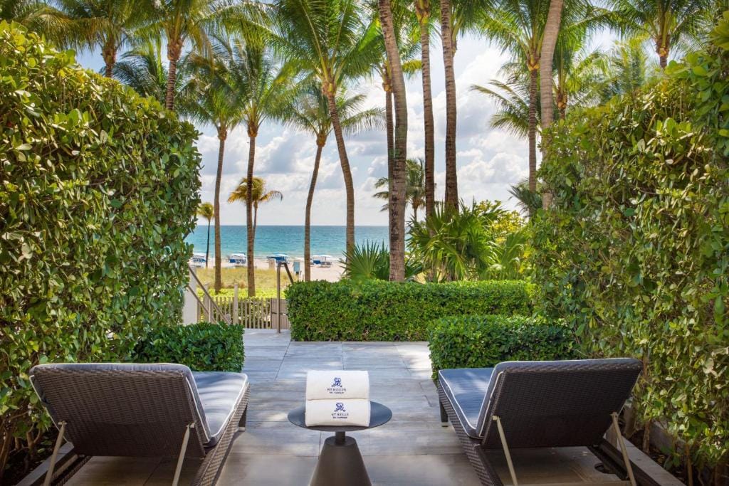the st regis bal harbour resort taras wypoczynkowy wśród palm