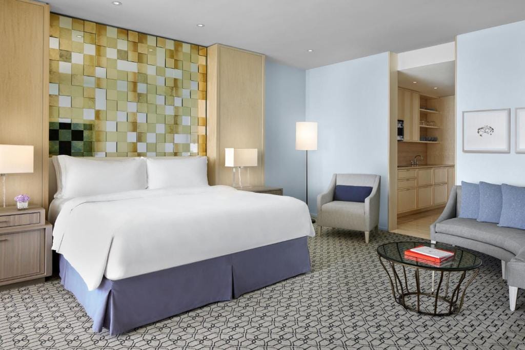 the st regis bal harbour resort sypialnia z podwójnym łóżkiem w odcieniach błękitu