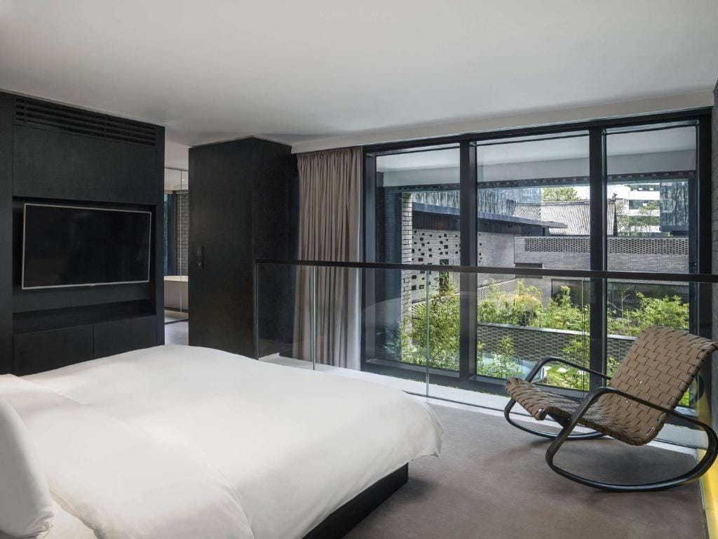 upper house chengdu duża sypialnia z widokiem na ogród hotelowy