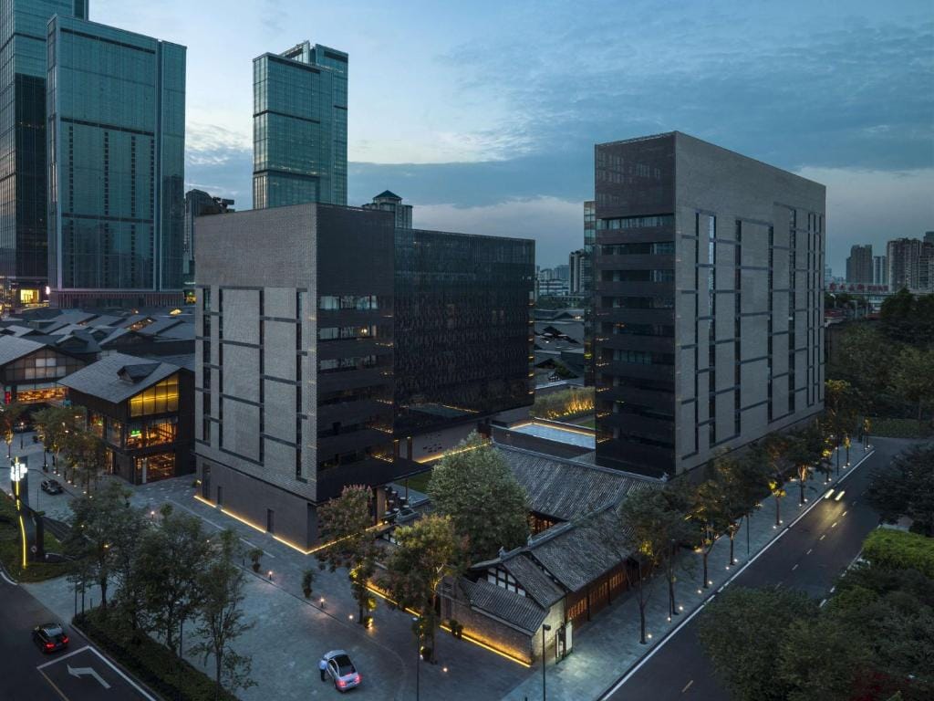 upper house chengdu budynek hotelowy otoczony wieżowcami
