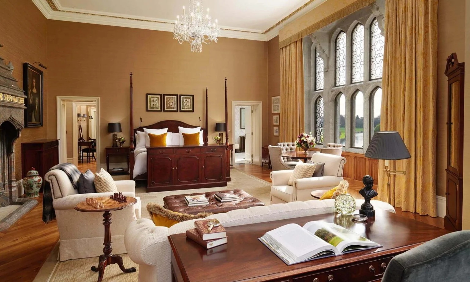 Просторные апартаменты Adare Manor с кроватью и местом для отдыха.