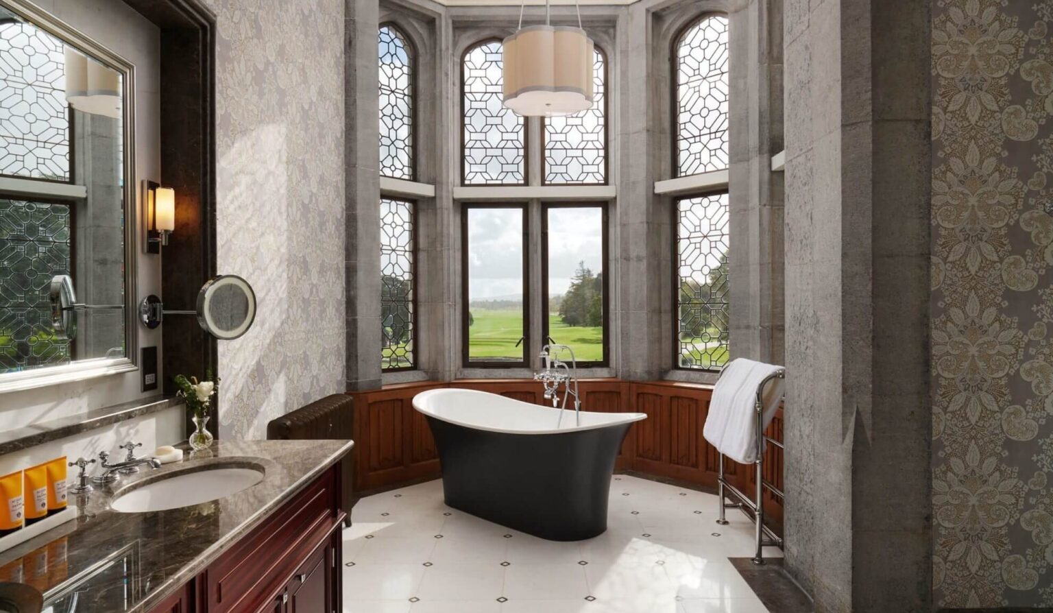 adare manor wolnostojąca wanna przy oknie