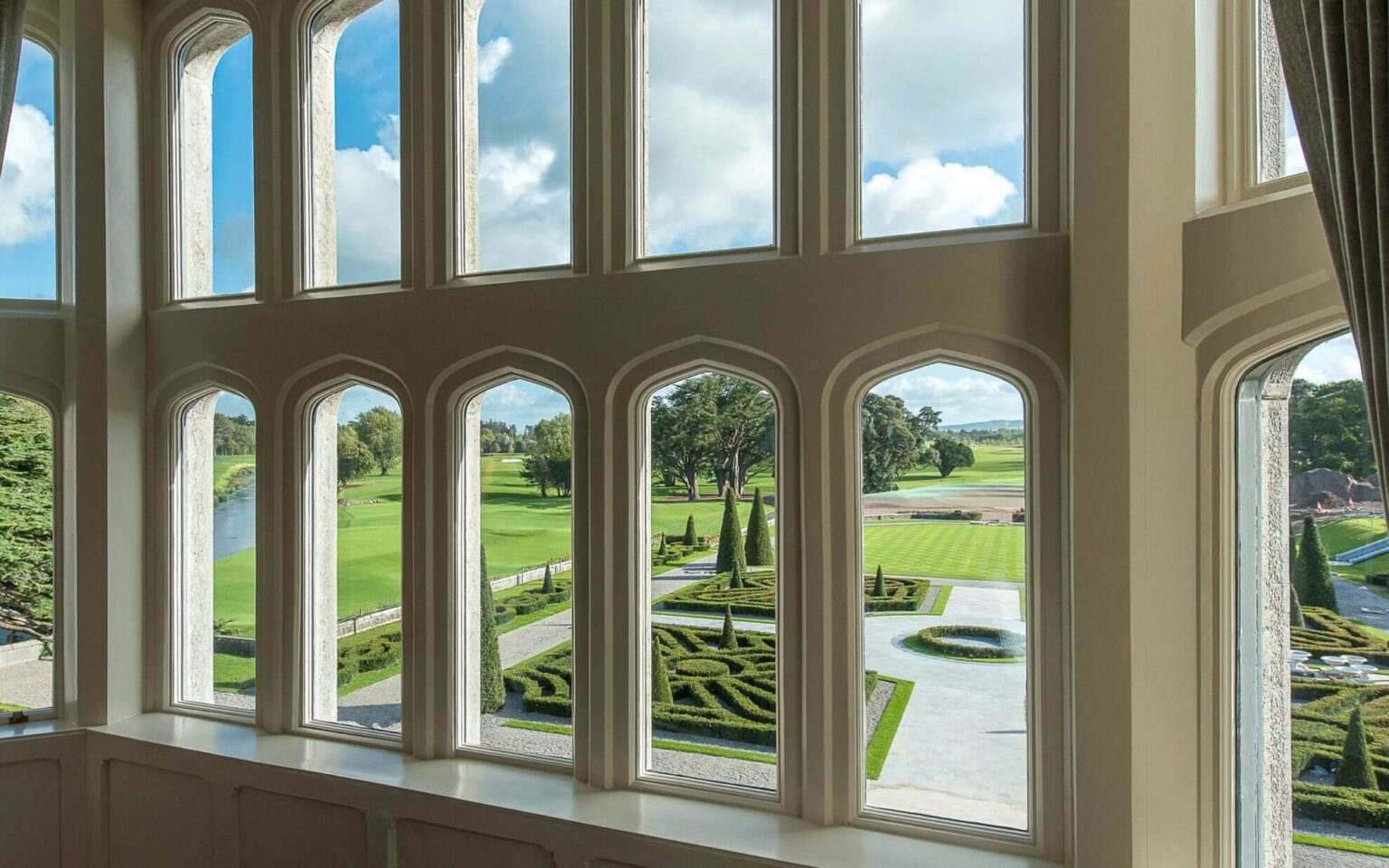 adare manor widok z patio na ogórd