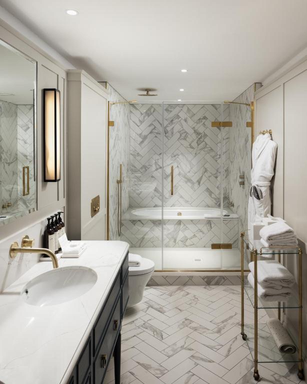 carton house a fairmont managed hotel łazienka - biało-złota