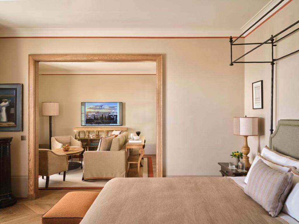 collegio alla querce beżowy kolor ścian i wykończenia, sypialnia z przejściem do salonu