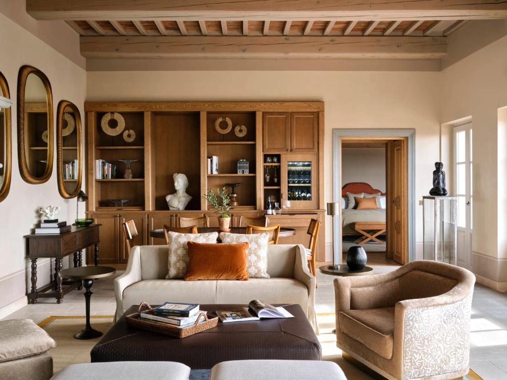 collegio alla querce salon w apartamencie, z regałem na książki, jasne drewno