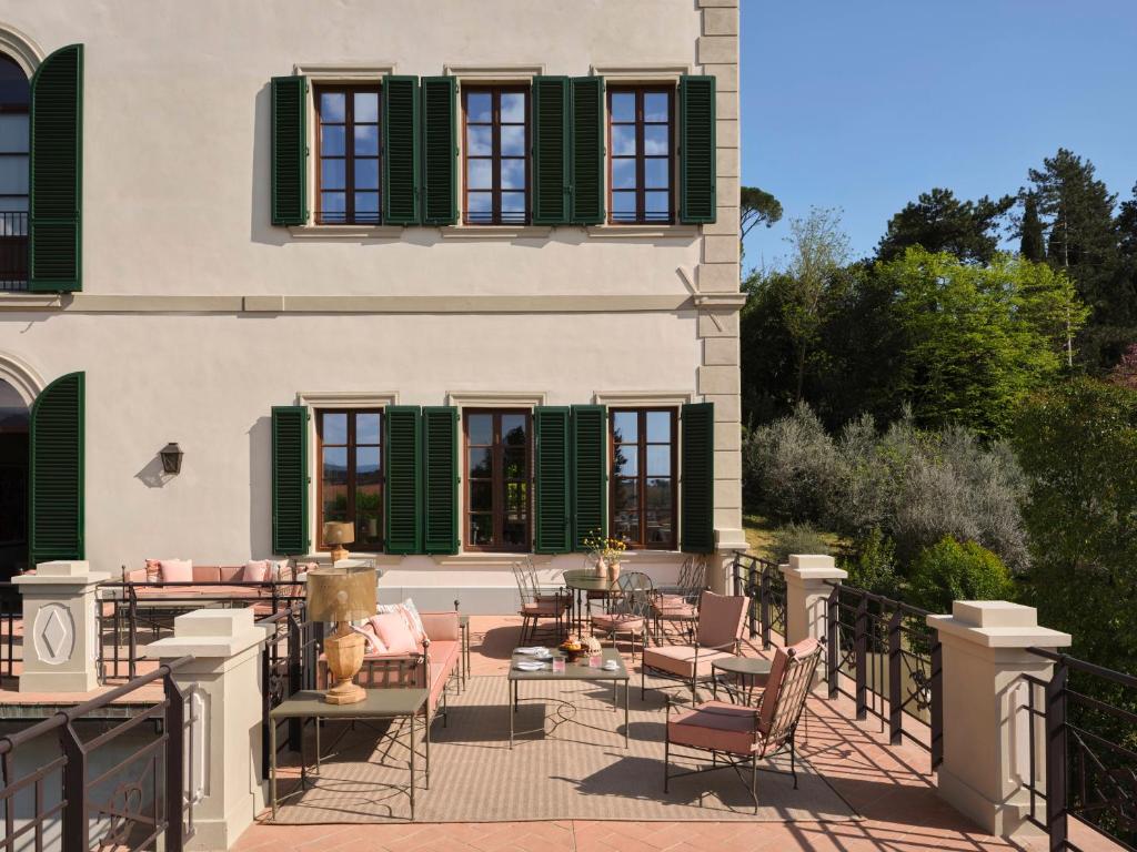collegio alla querce taras restauracji hotelu na górze budynku