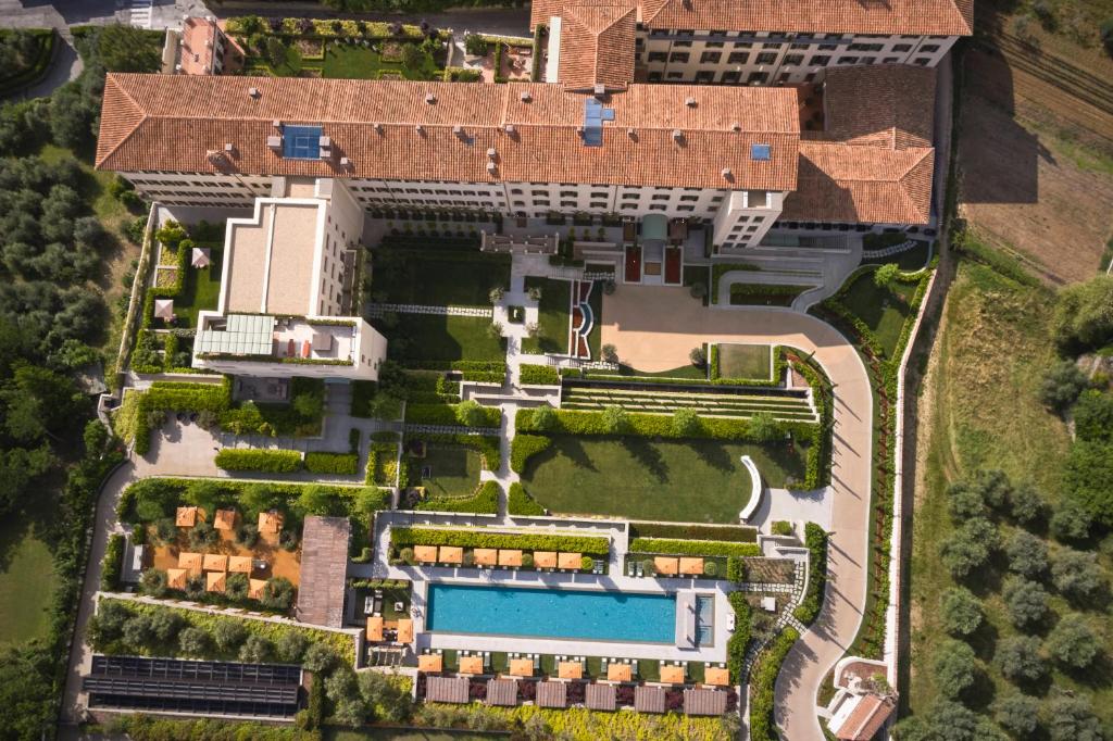 collegio alla querce obiekt z lotu ptaka, basen zewnętrzny