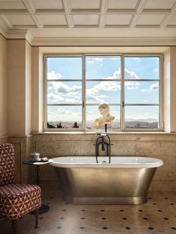 collegio alla querce wanna z ozdobną rzeźbą i widokiem na miasto