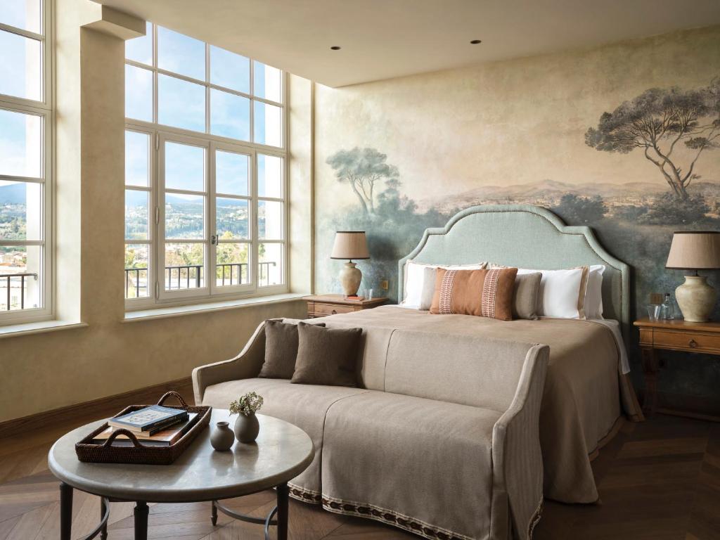 collegio alla querce sypialnia w toskańskim stylu, z ozdobną ścianą