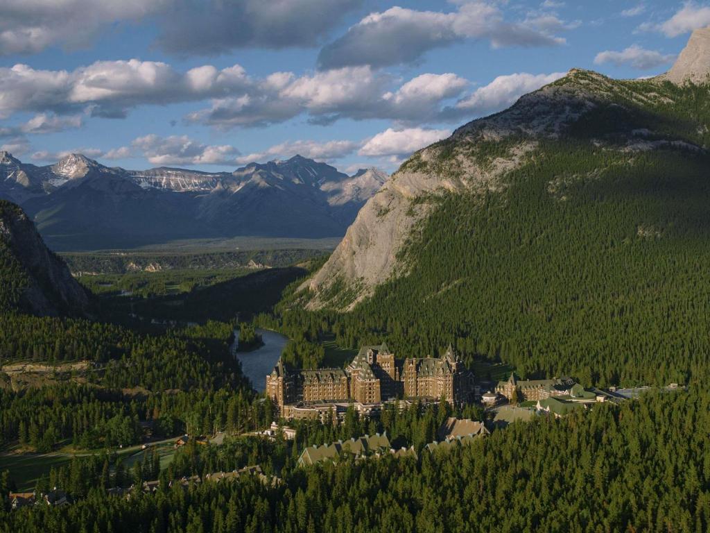 fairmont banff springs zamek z lotu ptaka otoczony górami