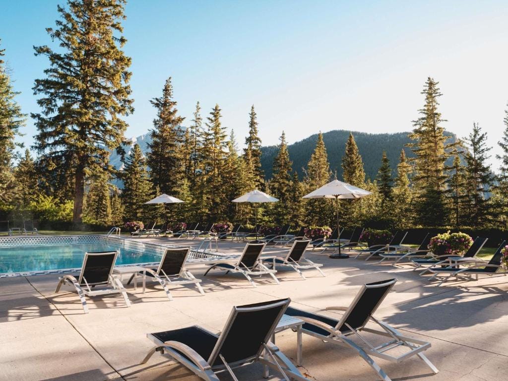 Бассейн отеля Fairmont Banff Springs с шезлонгами