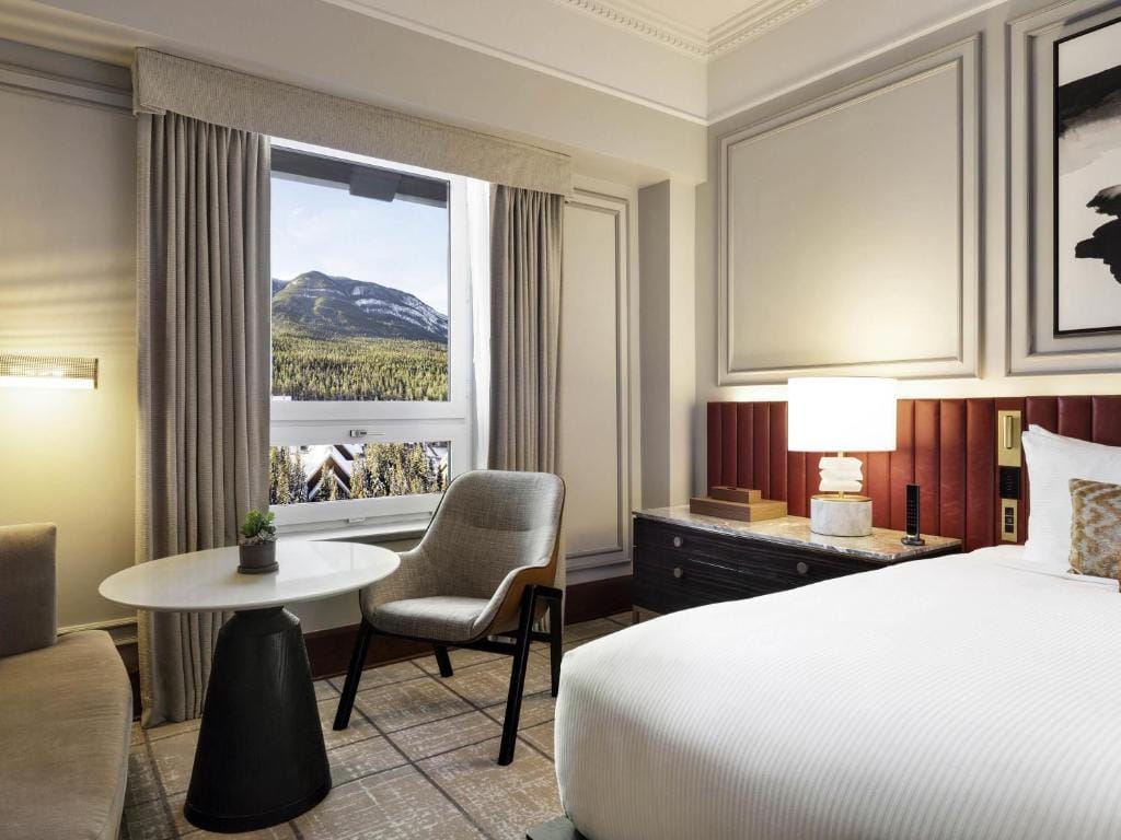 Вид на горы из спальни в отеле Fairmont Banff Springs