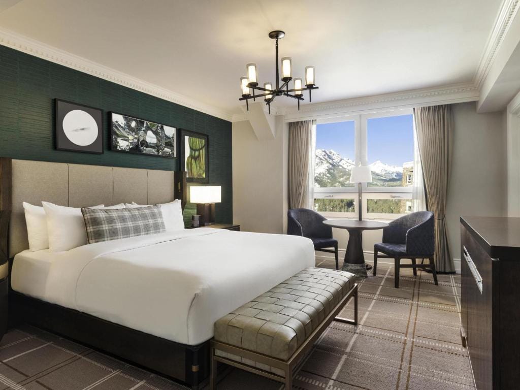 Спальня в отеле Fairmont Banff Springs с кроватью размера «кинг-сайз» — бежевые и темно-коричневые акценты.