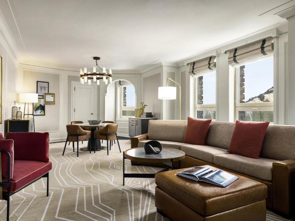 Гостиная и столовая отеля Fairmont Banff Springs