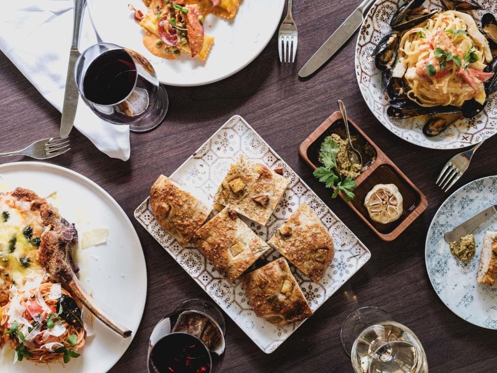 В отеле Fairmont Banff Springs подают еду.