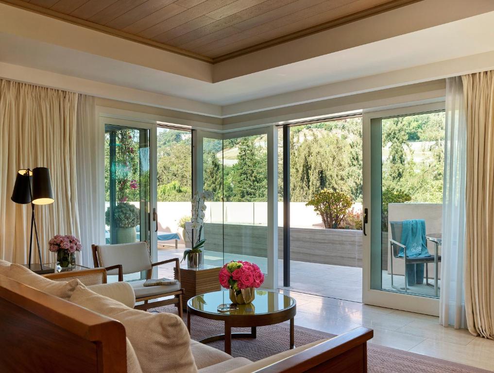 hotel bel air la salon i wyjście na taras otoczony zielenią