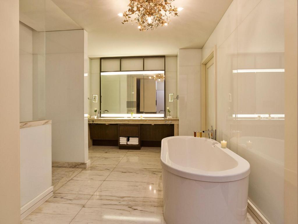 hotel bel air la przestronna i jasna łazienka z wanną