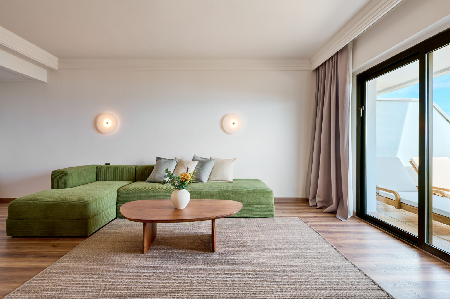 pmidh bedroom suite front sea view living4