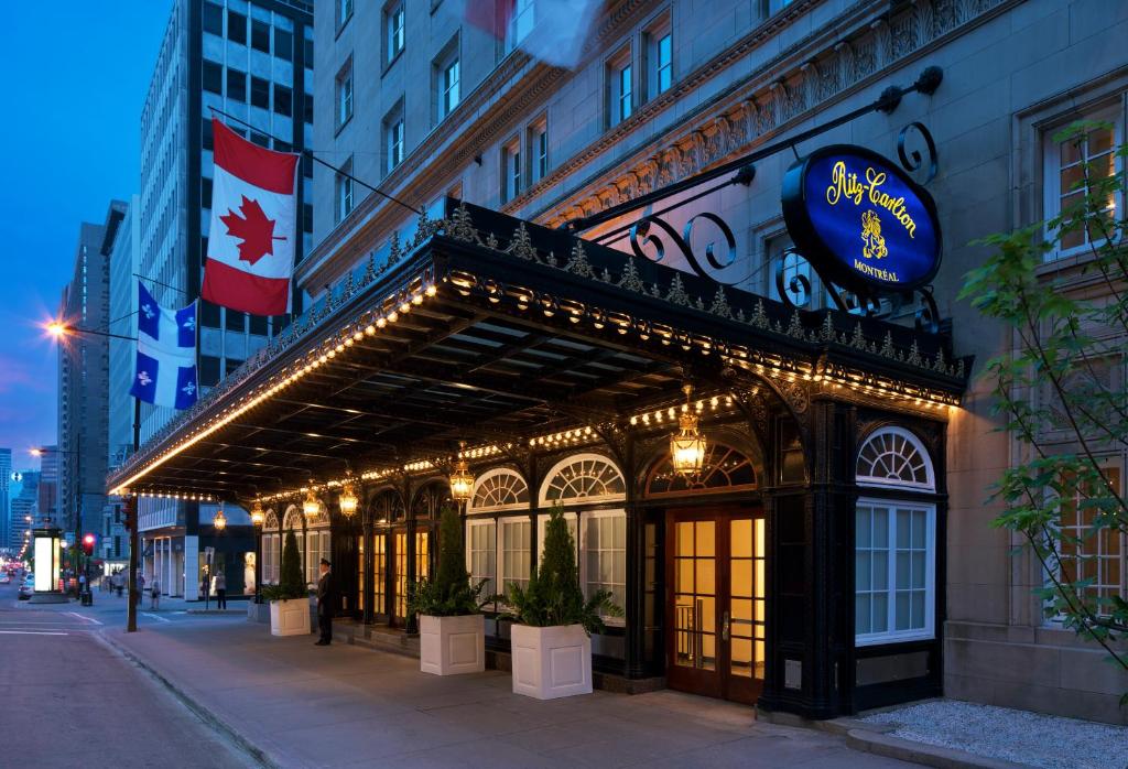 the ritz carlton montreal budynek wejście, oświetlony