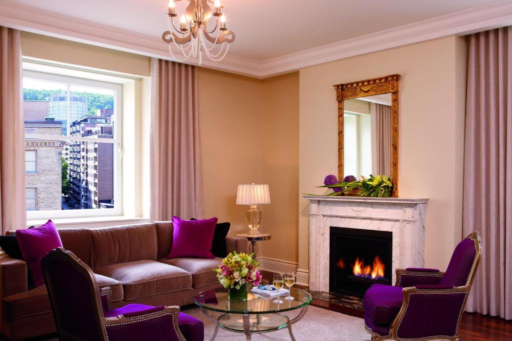 the ritz carlton montreal salon z kominkiem w luksusowym stylu, akcenty fioletowego