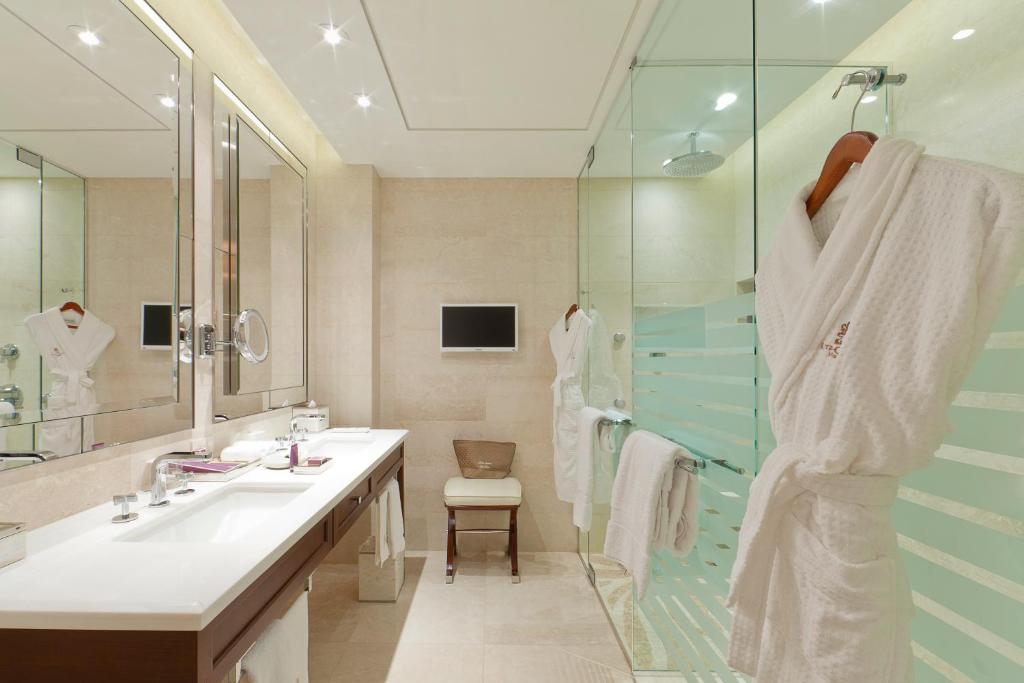 the ritz carlton montreal łazienka w jasnych odcieniach, duży prysznic, dwa miejsca przy zlewie