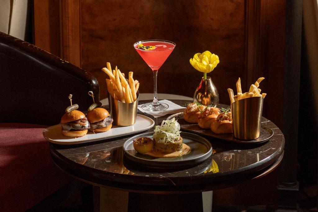 the ritz carlton new york central park, serwowane jedzenie - burgery, frytki, fingerfood