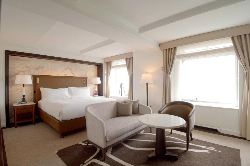 the ritz carlton new york central park podwójne łóżko, dostawka sofy i stołu z fotelem