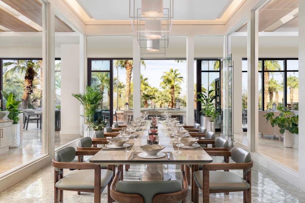 the ritz carlton rancho duży i długi stół jadalniany